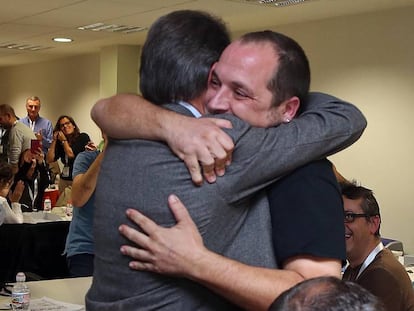 El abrazo entre Mas y David Fernàndez el 9-N.