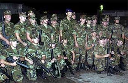 El Príncipe posa junto a soldados del acuartelamiento español en Mostar. FOTO DE GRUPO