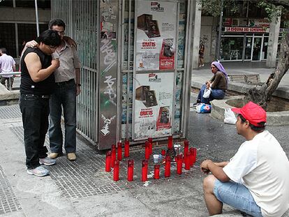 Velas de homenaje a la mujer que murió apuñalada el viernes en la plaza de Soledad Torres Acosta.