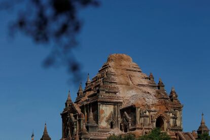 Las autoridades trabajaban para presentar el año próximo ante la Unesco la candidatura como Patrimonio de la Humanidad de este complejo, que contiene más de 3.000 estupas y templos en una extensión de unos 40 kilómetros cuadrados. En la imagen, pagoda dañada después del terremoto.