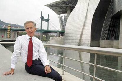 Juan Ignacio Vidarte, ayer junto al Museo Guggenheim de Bilbao.