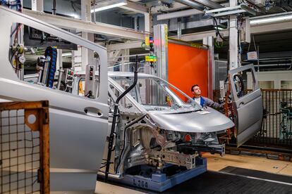 Un empleado trabajaba el 16 de junio en un modelo de la serie eléctrica ID de Volkswagen, en la planta de Hannover.