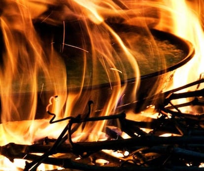 El fuego vivísimo es el responsable de su arroz seco en paella, típico del interior de Alicante, de grano suelto.