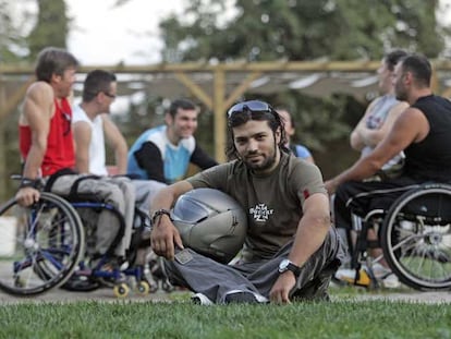 Diego Ariel Ale, de 29 años, en el parque del Hospital Nacional de Parapléjicos de Toledo, donde estuvo ingresado casi un año. Detrás, un grupo de pacientes.