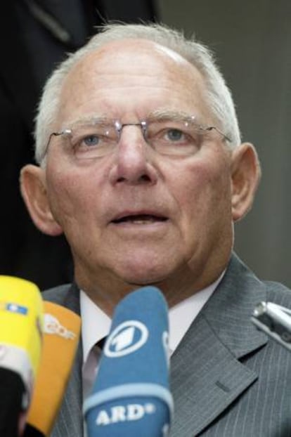 El ministro alemán de Finanzas, Wolfgang Schäuble, responde a los periodistas al término de una reunión especial del comité presupuestario del Bundestag. EFE/Archivo