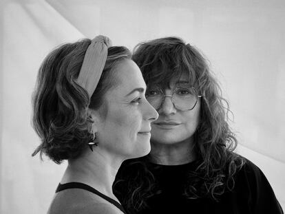 Sara Mesa e Isabel Coixet, la autora de la novela 'Un amor' y la directora de la película homónima que competirá en el Festival de San Sebastián.