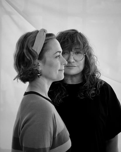 Sara Mesa e Isabel Coixet, la autora de la novela 'Un amor' y la directora de la película homónima que competirá en el Festival de San Sebastián.