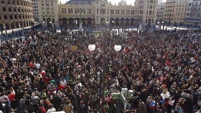 Crowds of protestors gather outside the Lluís Vives school in Valencia on Tuesday afternoon.