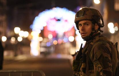 Un militar en las calles de Estrasburgo, este miércoles después del tiroteo.