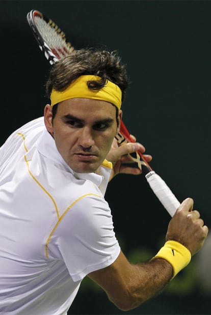 Federer se dispone a golpear la pelota de revés.
