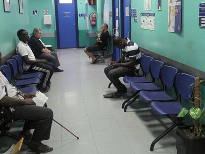 Un grupo de inmigrantes espera a ser atendido en un ambulatorio de Bilbao.