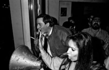 Néstor Kirchner celebrando con Cristina Fernández su escaño en el Congreso provincial de Santa Cruz Argentina en septiembre de 1989.