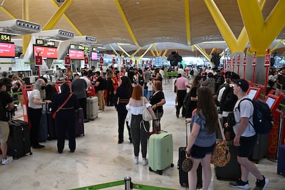 Viajeros ante los mostradores de facturación de Iberia en la T4 del aeropuerto de Madrid-Barajas el pasado 4 de julio.
