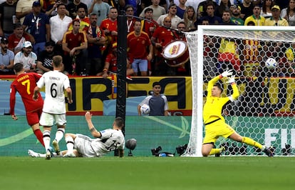 Morata marca el tanto de España.