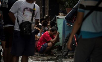 Un grupo de hombres espera durante una redada.