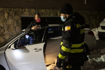 En los primeros días, antes de las heladas, la nieve se podía recoger con cuchara. Ahora es una labor ciclópea encomendada a los empleados públicos peor pagados: los militares. Sus asociaciones se quejan de que la sociedad y el Gobierno solo se acuerdan de ellos cuando nieva. También cuando hay inundaciones, incendios forestales o pandemias. En la imagen, un teniente de la UME conversa con un vecino de Loeches que intenta sacar su coche de la calzada.