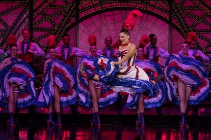 A solista francesa Olga Khokhlova, dançarina do Cazaquistão, se apresenta pelo 'Feerie' no Moulin Rouge em Paris em 11 de novembro de 2017. Khokhlova se apresenta no Moulin Rouge há 12 anos.