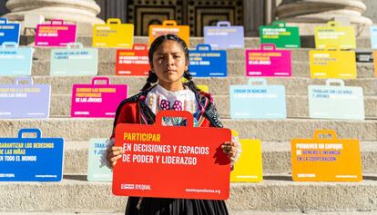 Nohelia, de 15 años, ante las puertas del Congreso de los Diputados.