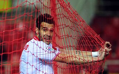 Negredo, en las redes del Sánchez Pizjuán durante los cuartos de Copa ante el Zaragoza.
