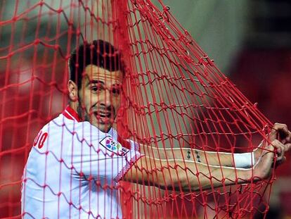 Negredo, en las redes del Sánchez Pizjuán durante los cuartos de Copa ante el Zaragoza. 