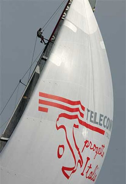 Francesco Bruni, en el mástil del <i>Luna Rossa</i> durante una regata.
