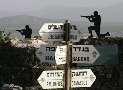 Dos soldados israelíes se entrenan en el monte Bental, en los altos del Golán, detrás de indicadores que muestran el camino hacia Jerusalén y Damasco, entre otros lugares.