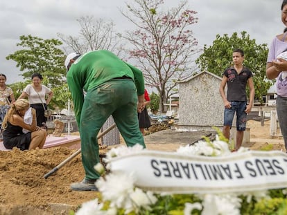 Enterro de presos v&iacute;timas da chacina em Roraima.