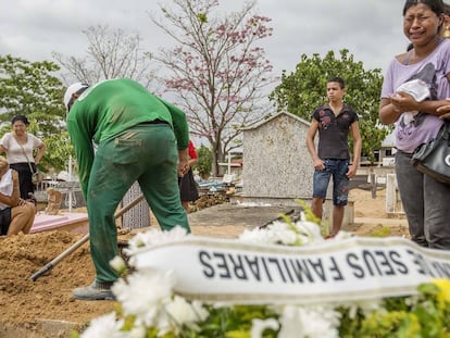 Enterro de presos v&iacute;timas da chacina em Roraima.