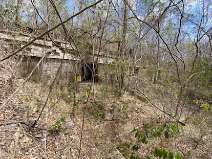 Uno de los monumentos arqueológicos del rancho en venta en Yucatán.