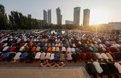 Una multitud de fieles musulmanes reza con motivo de la festividad islámica de Eid al-Adha en la mezquita de Nur-Astana, en Astaná, (Kazajistán).