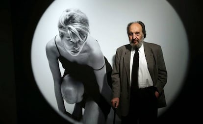Pomés, junto a su fotografía de 1959 'Ventana redonda 2', en una imagen tomada en 2015.