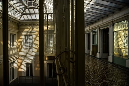 A la derecha, una de las galerías del palacio, cuyo suelo mantiene los azulejos originales con formas geométricas; a la izquierda, patio cubierto de estilo modernista, cuya reforma se acometió a principios del siglo XX.