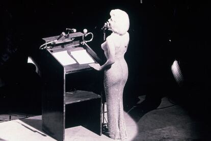 Una de las imágenes más famosas de la actriz y una de sus últimas apariciones públicas: enfundada en un vestido formado por 2.500 crsitales canta Hapyy birthday a J.F. Kennedy por su 45 cumpleaños en mayo de 1962.