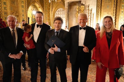 Javier Milei junto a Donald Trump, Elon Musk, el canciller argentino, Gerardo Werthein, y la secretaria general de la Presidencia, Karina Milei, en Mar-a-Lago.