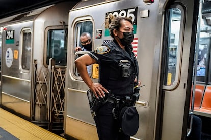 Una policía y un conductor de metro en el andén de la estación Grand Central, Nueva York, EEUU.