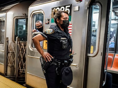 Una policía y un conductor de metro en el andén de la estación Grand Central, Nueva York, EEUU.