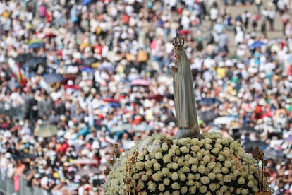 Miles de peregrinos acudieron a la procesión de la imagen de la Virgen de Fátima el 13 mayo de 2022.