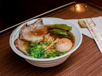 Ramen de Senzaburu con borrajas de cercanía, en Zaragoza.