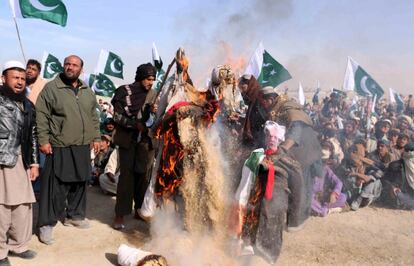 Un grupo de manifestantes queman una efigie del presidente de los Estados Unidos, Donald Trump, durante una manifestación en apoyo a los habitantes de Cachemira en Chaman (Pakistán).