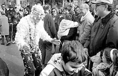 Leo Bassi hace amigos entre los niños barceloneses.