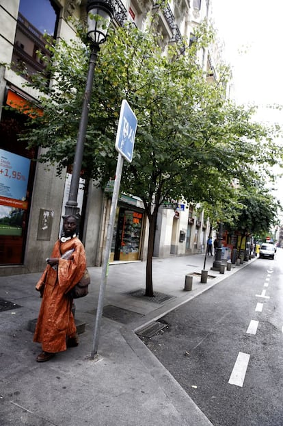 Parada de taxis vacía en la calle Mayor de Madrid.