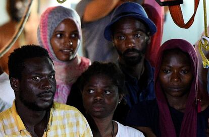 Migrantes llegan al puerto de la isla de Lampedusa a bordo del 'Open Arms'.