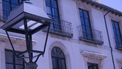 Una farola sin cristales, en el centro de Jaén.