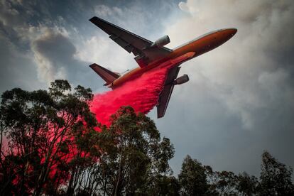 Gaia es el nombre de este Boeing 737 que se emplea en la lucha y prevención de incendios forestales en Nueva Gales del Sur. El avión puede cargar hasta 15.000 litros de agua o retardante de fuego (que es precisamente lo que suelta en esta imagen tomada en Hill Top).