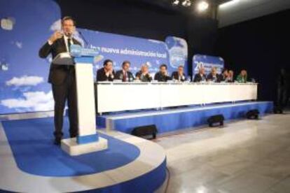 El presidente del Gobierno, Mariano Rajoy, durante su intervención hoy en la clausura de la reunión intermunicipal del PP, en Almería.