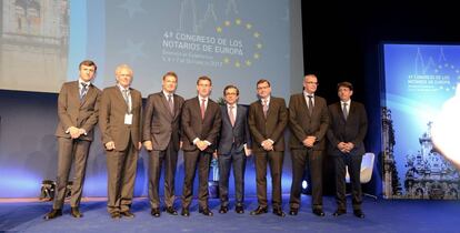 Isidoro Calvo, coordinador del Congreso; José Manuel García Collantes, presidente del Consejo de los Notarios de la UE; Rafael Catalá, ministro de Justicia; Alberto Núñez Feijóo, presidente de la Xunta de Galicia; Francisco Javier Gómez Gálligo, director general de los Registros y del Notariado; José Ángel Martínez Sanchiz, presidente del Consejo General del Notariado.