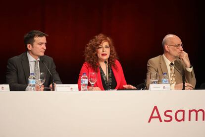 Directivos de la SGAE durante la asamblea. Entre ellos, la presidenta de la entidad, Pilar Jurado (segunda por la izquierda)