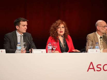 Directivos de la SGAE durante la asamblea. Entre ellos, la presidenta de la entidad, Pilar Jurado (segunda por la izquierda)