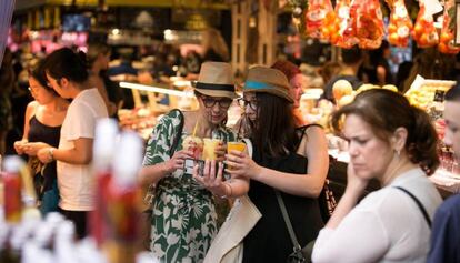 Turistas en el mercado de la Boqueria de Barcelona.