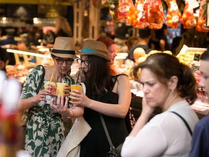 Turistas en el mercado de la Boqueria de Barcelona.